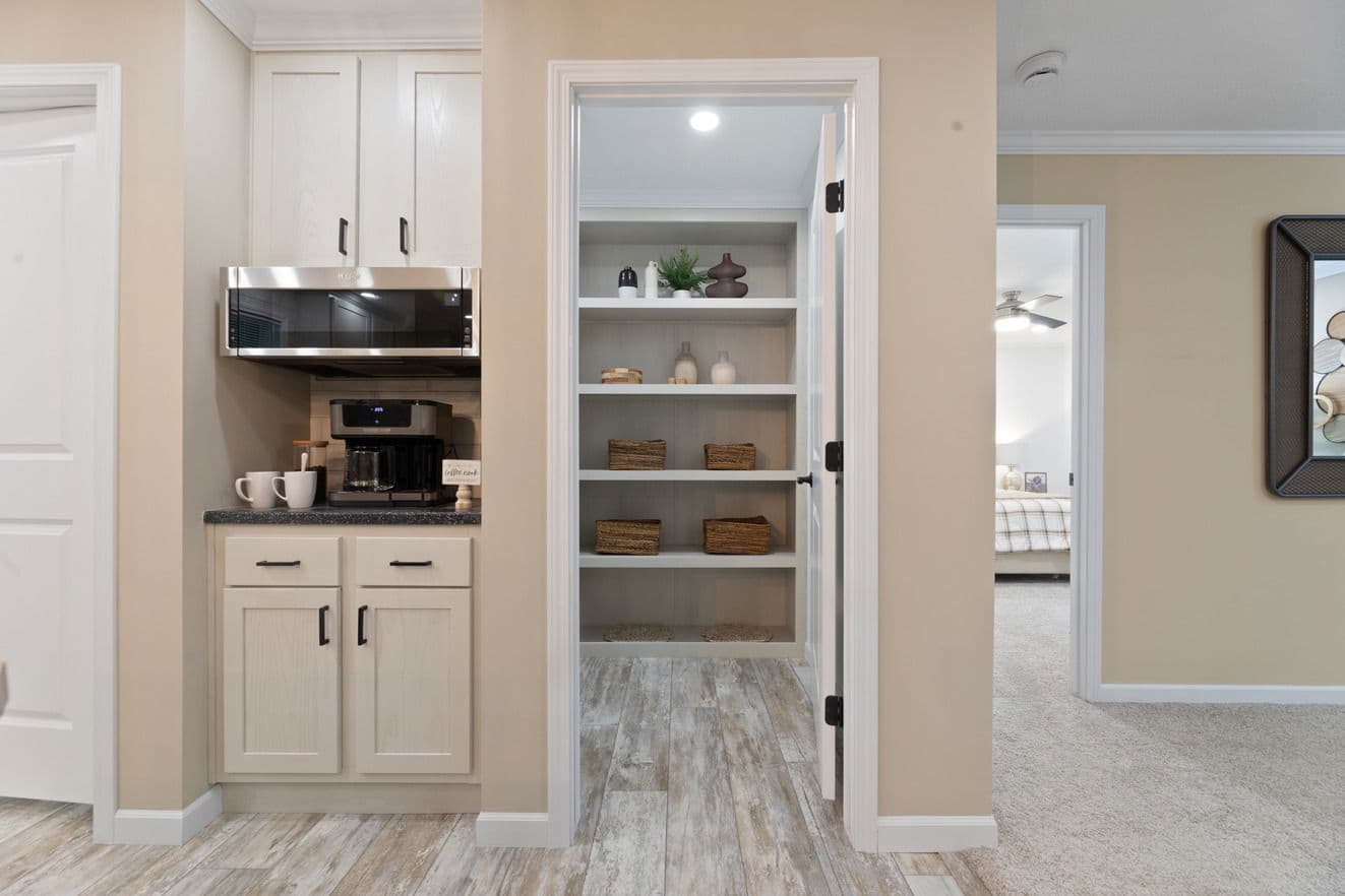 Ives 24033 interior home features