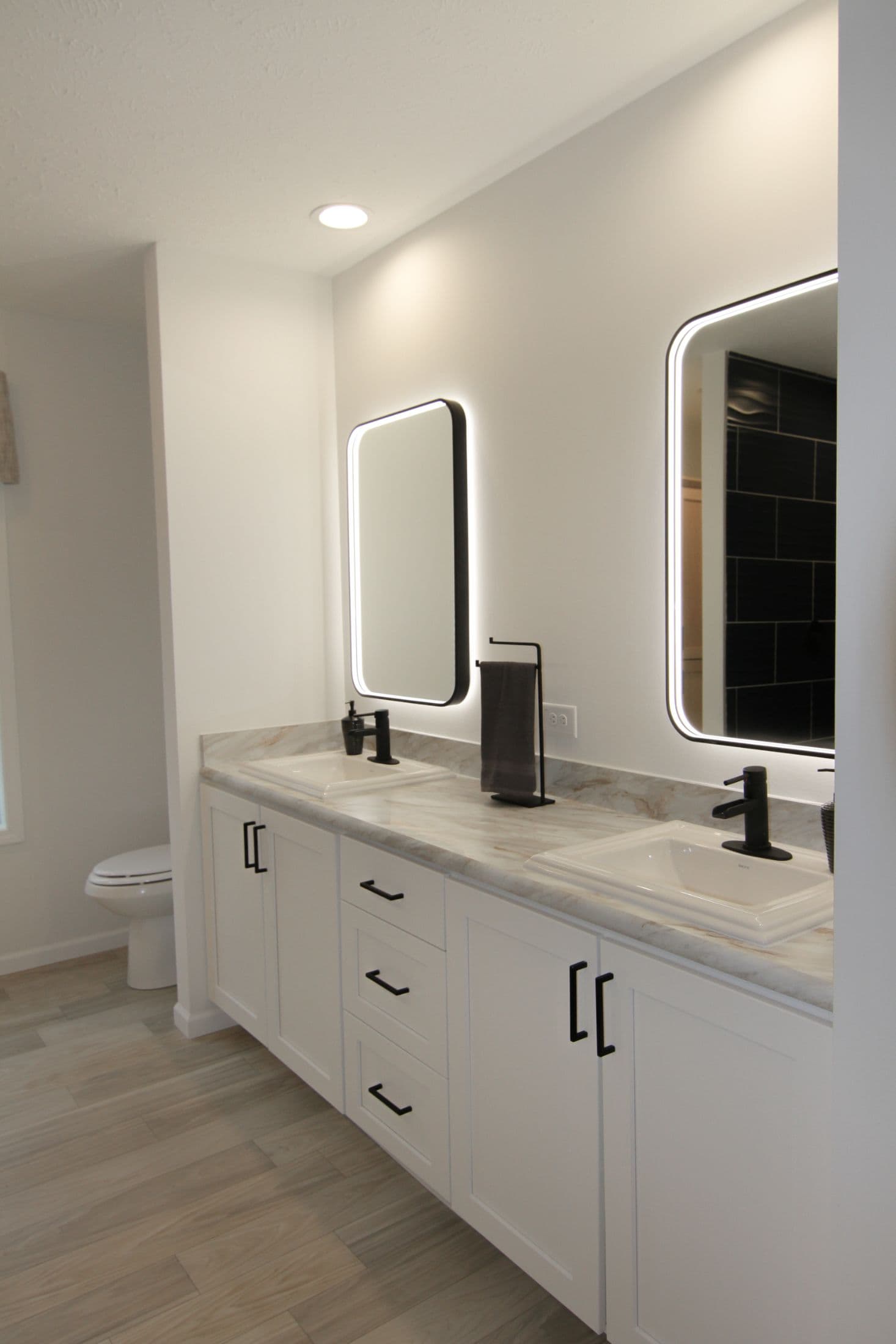 Ultra deuce 3 bathroom home features