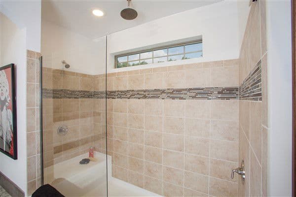 Lionel  home features