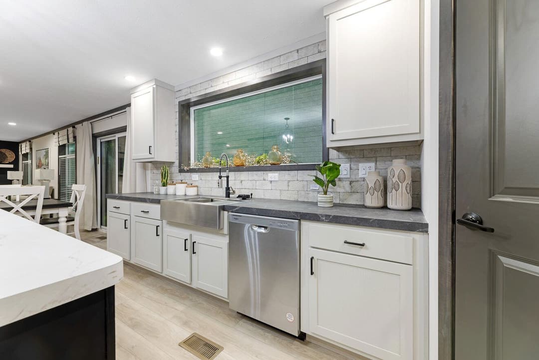 Houghton 24036 kitchen home features