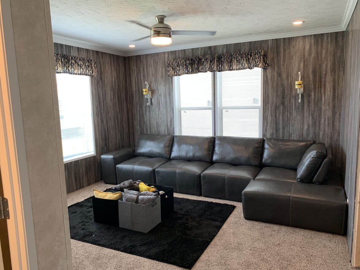 Williams 24006 interior home features