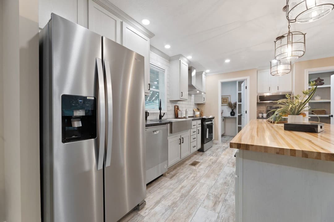 Ives 24033 kitchen home features