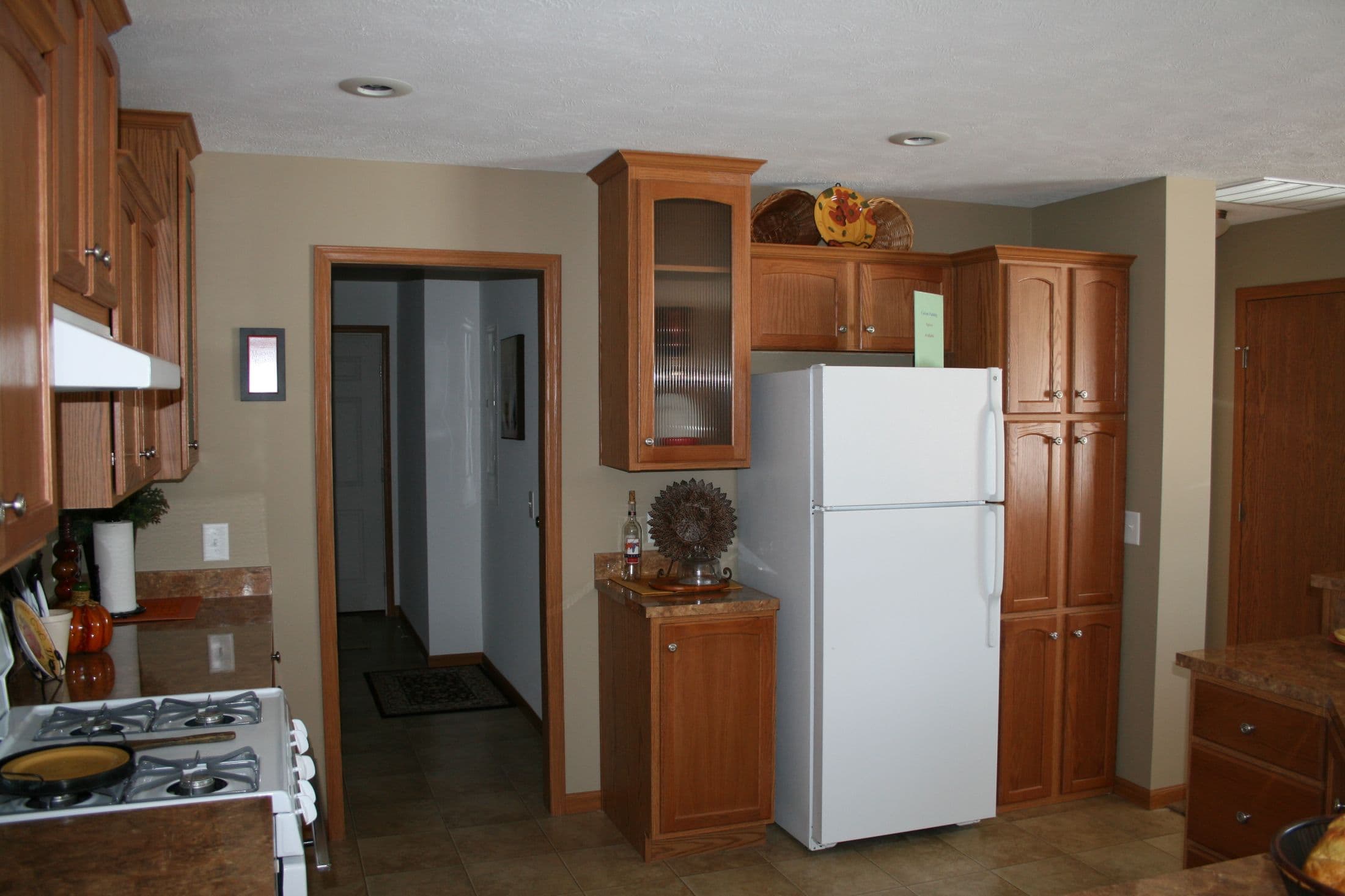 Elm kitchen home features