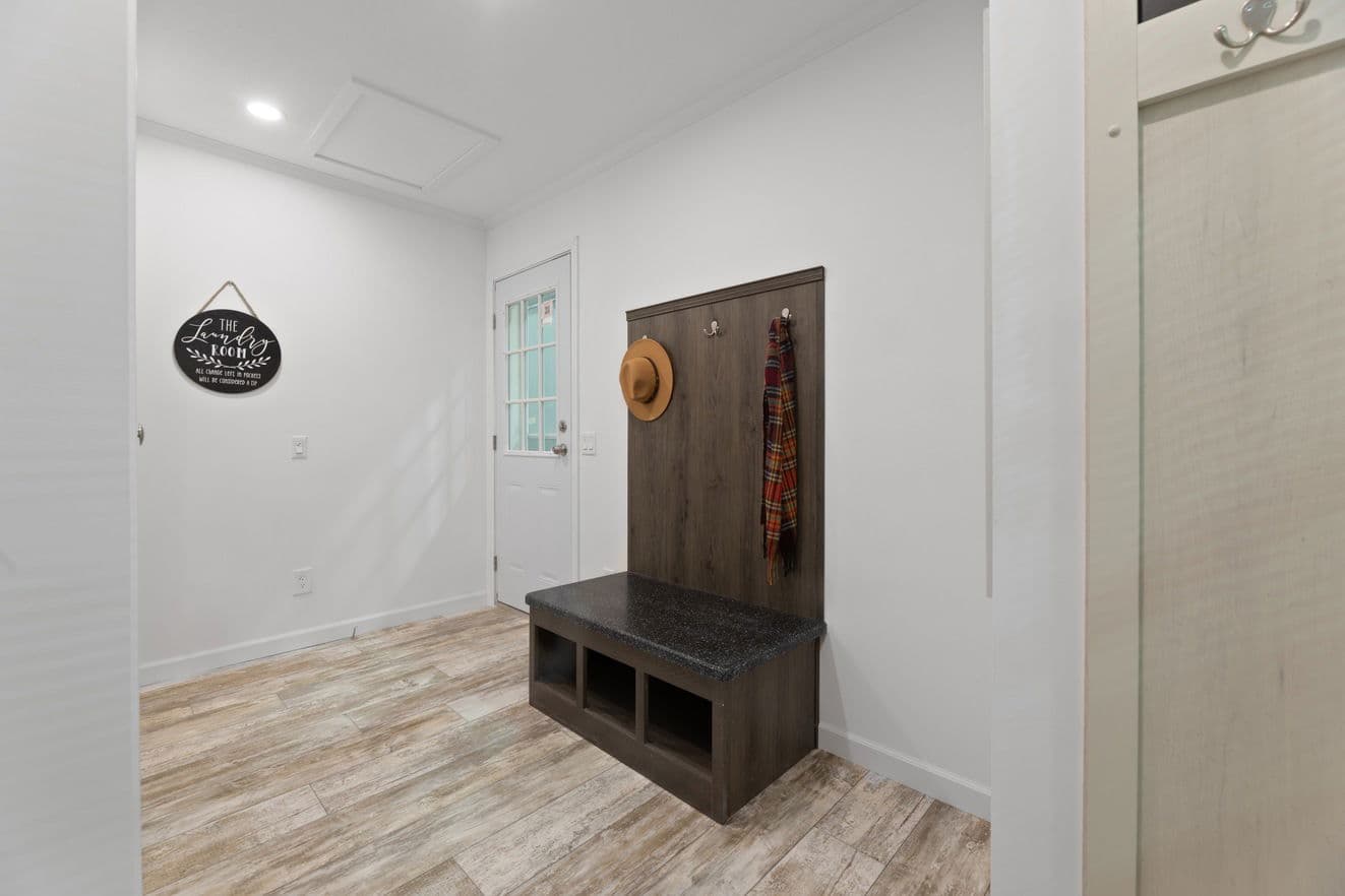 Ives 24033 interior home features