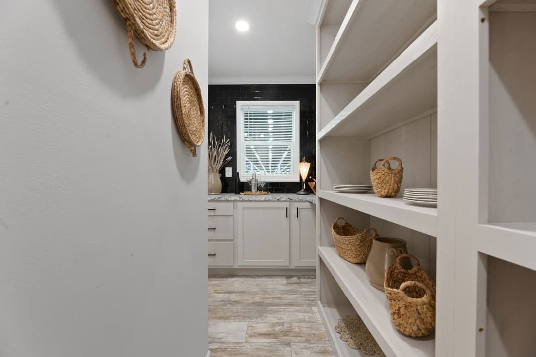 Ives 24033 interior home features