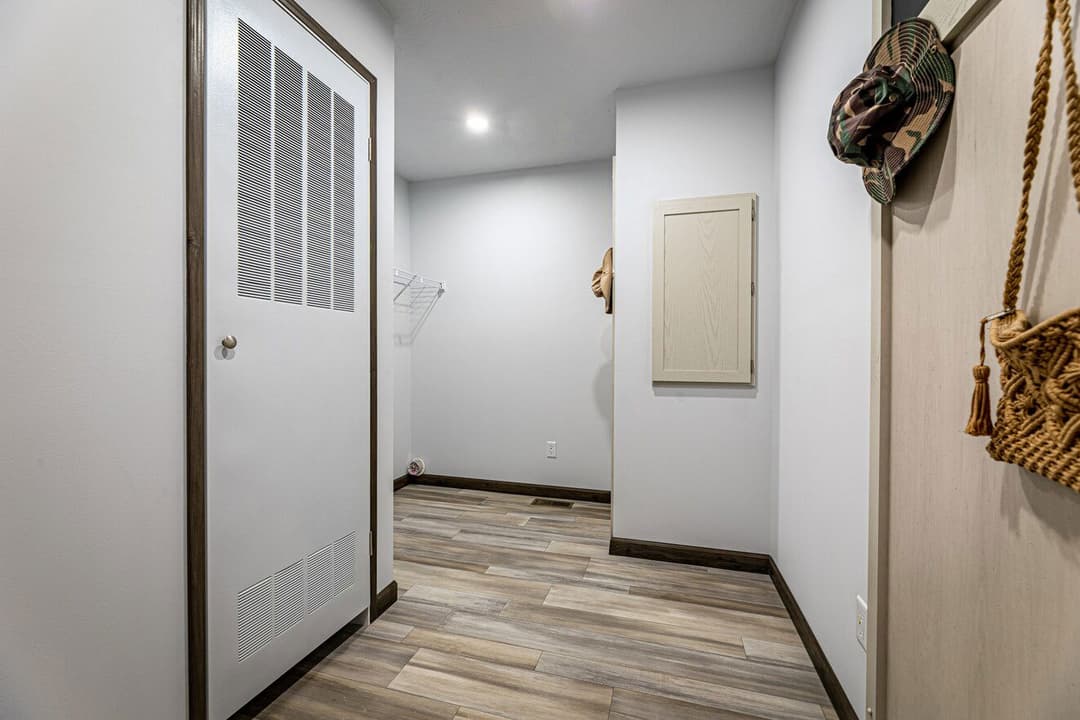 Aberdeen 24031 interior home features