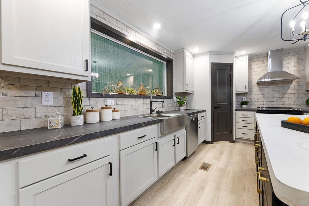 Houghton 24036 kitchen home features