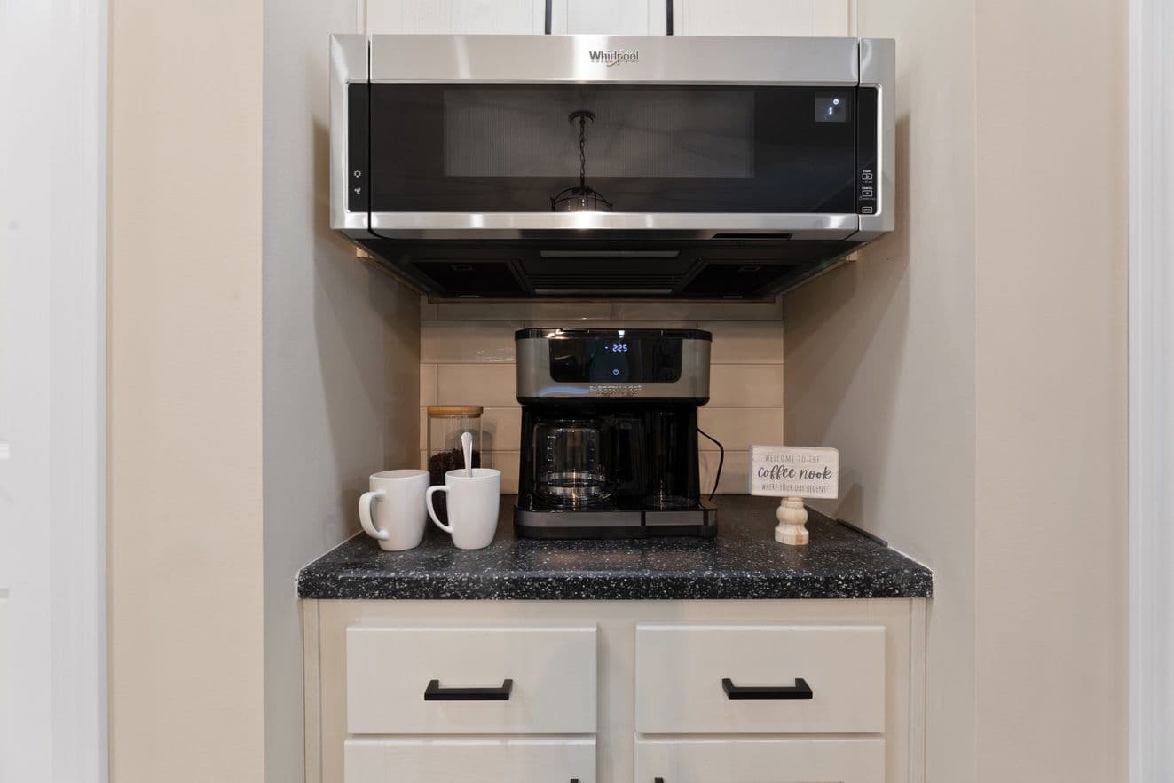 Ives 24033 interior home features