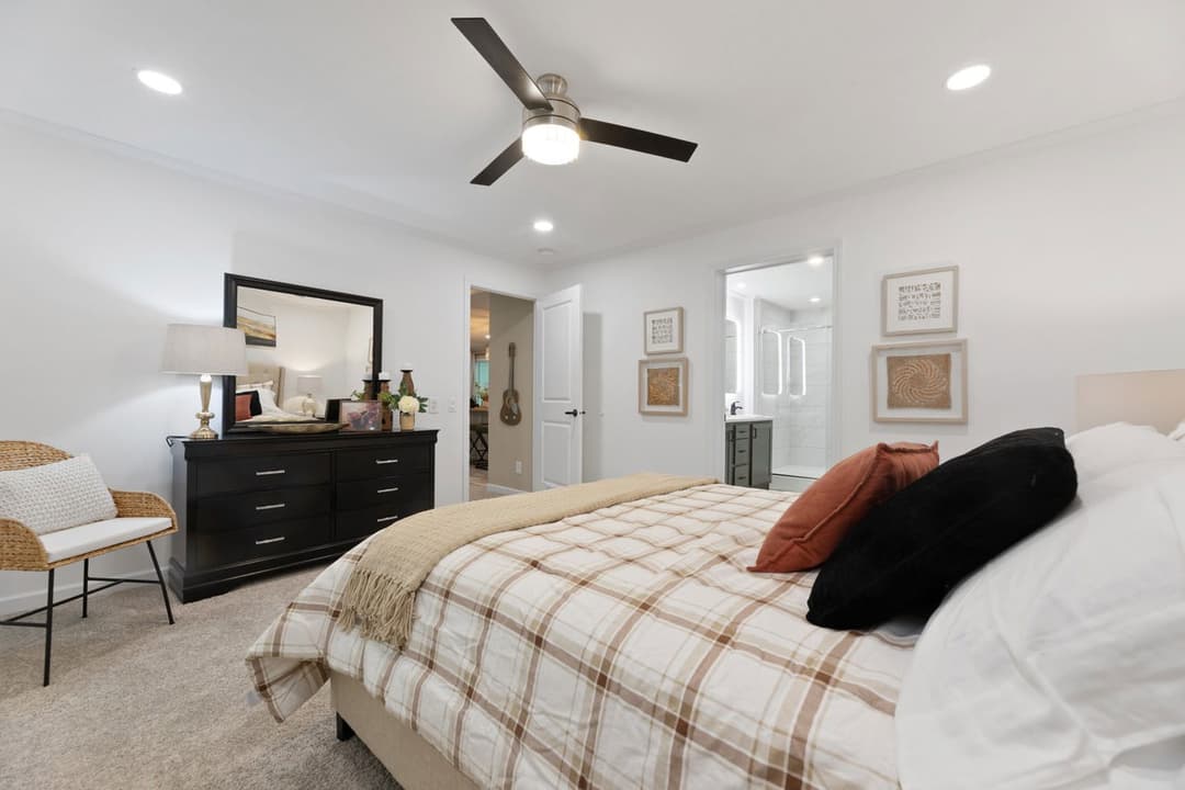 Ives 24033 bedroom home features