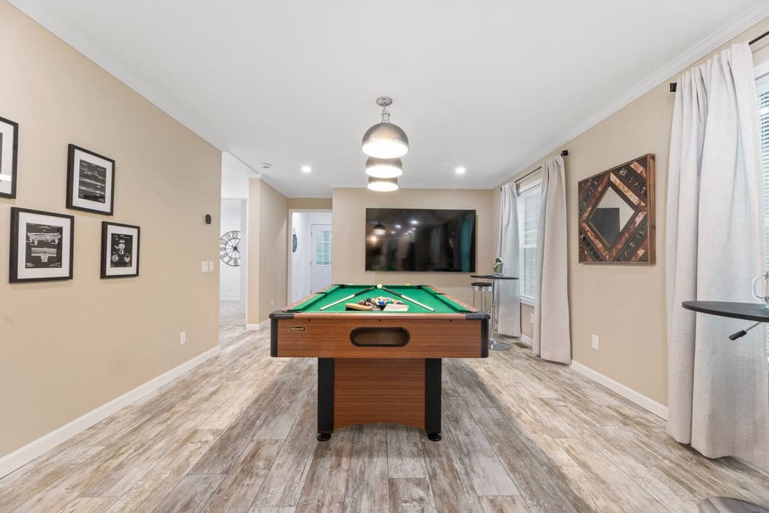 Ives 24033 interior home features