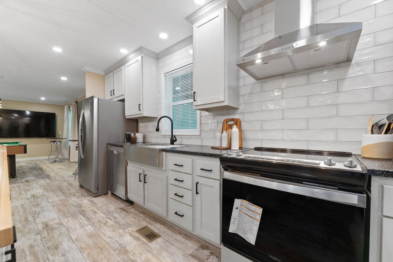 Ives 24033 kitchen home features