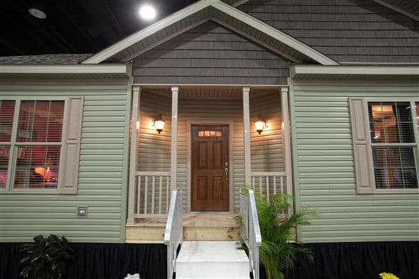 Lionel exterior home features