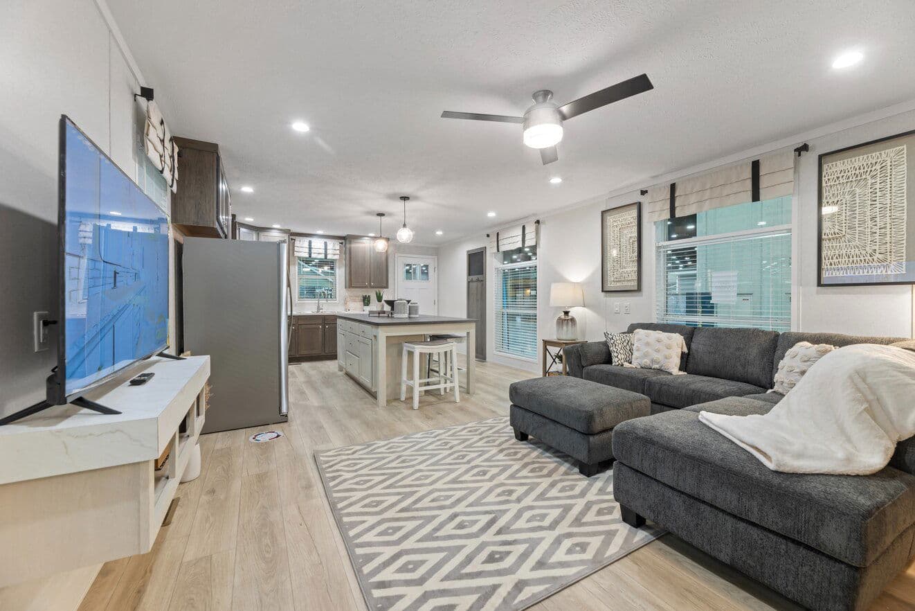 Carson 24532 interior home features