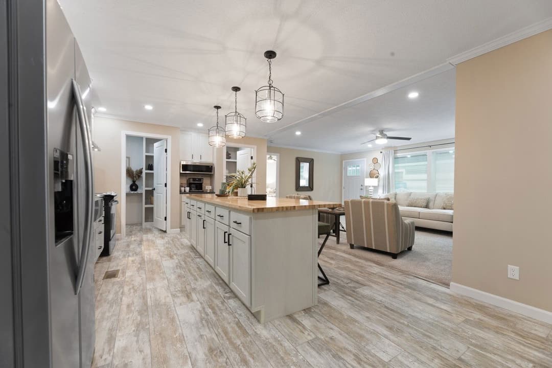 Ives 24033 kitchen home features