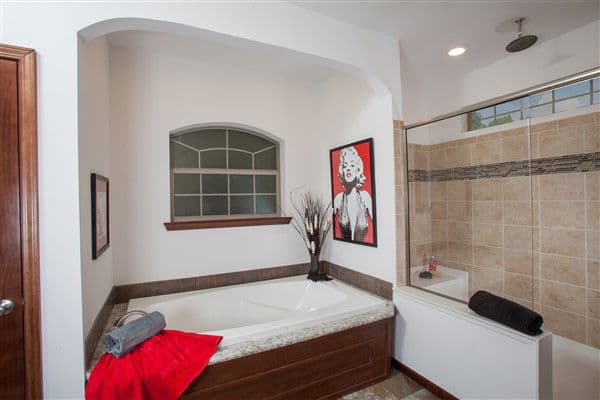 Lionel bathroom home features