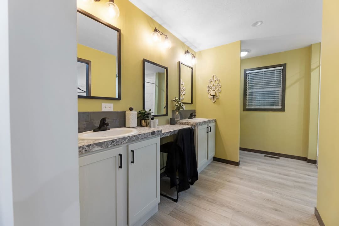 Houghton 24036 bathroom home features